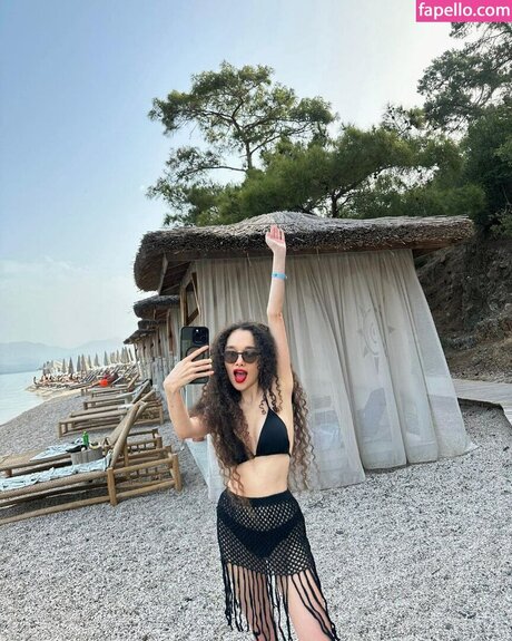 Naken läckt OnlyFans-bild av Beste Kose