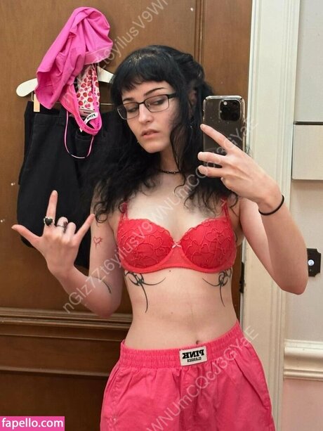 Naken lekkede OnlyFans-bilde av Saucysphinx