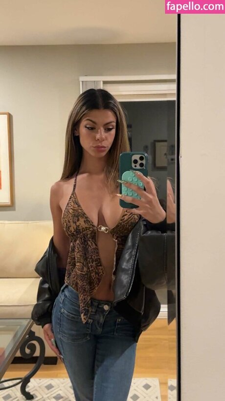 Naakte gelekte OnlyFans-foto van Julia Carrano