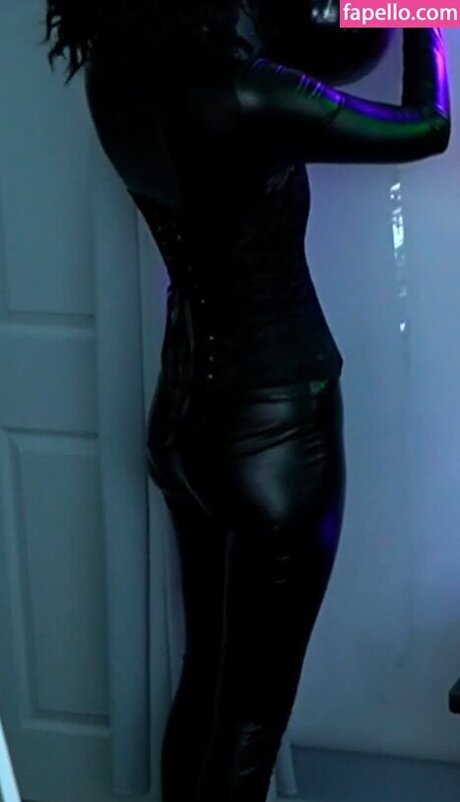 Alasti lekkinud OnlyFans-i pilt Rayactions