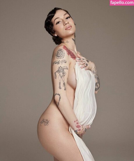 Foto di nudo di fuga di OnlyFans di Bhad Bhabi