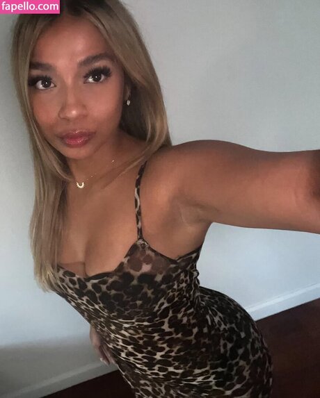 Обнаженная фотография утечки OnlyFans от Fairine Bhuiyan