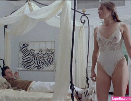 Alasti lekkinud OnlyFans-i pilt Emmanuelle Seigner