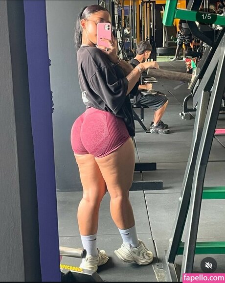 Naakte gelekte OnlyFans-foto van Natashabooty