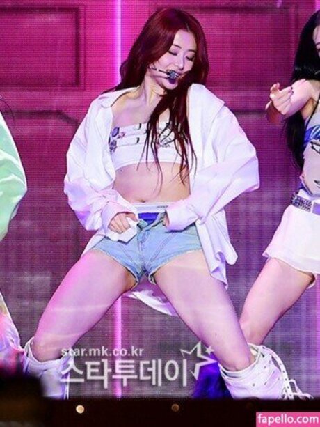 Nahá fotka uniklých OnlyFans od Huh Yunjin 