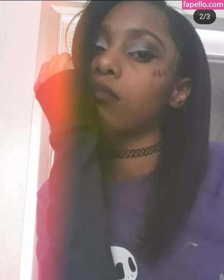 Naakte gelekte OnlyFans-foto van Quennae