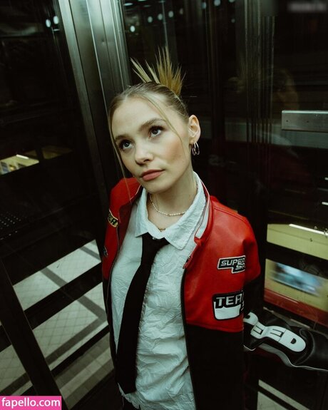 Naakte gelekte OnlyFans-foto van Esther Graf