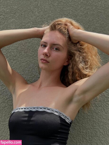 Alasti lekkinud OnlyFans-i pilt Keira Lhotan