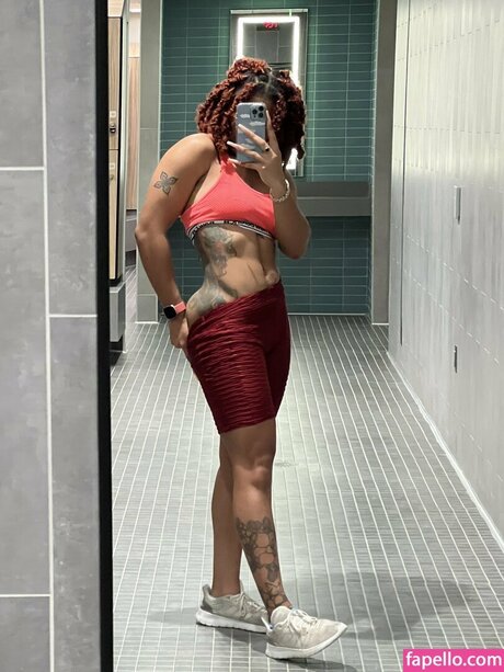 Alasti lekkinud OnlyFans-i pilt Diiliite