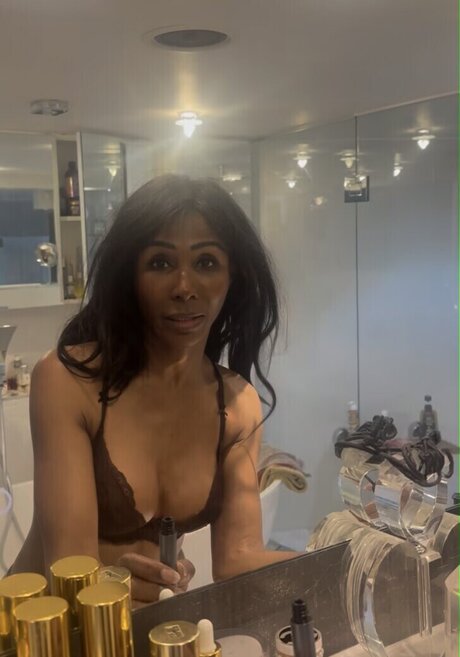 Naakte gelekte OnlyFans-foto van Sinitta
