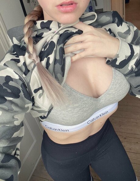 Naakte gelekte OnlyFans-foto van Frosikfrosy