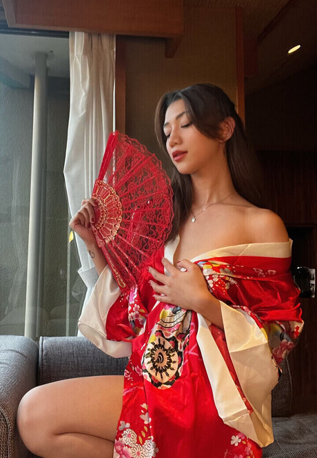 Naakte gelekte OnlyFans-foto van Shinta Khyuliang