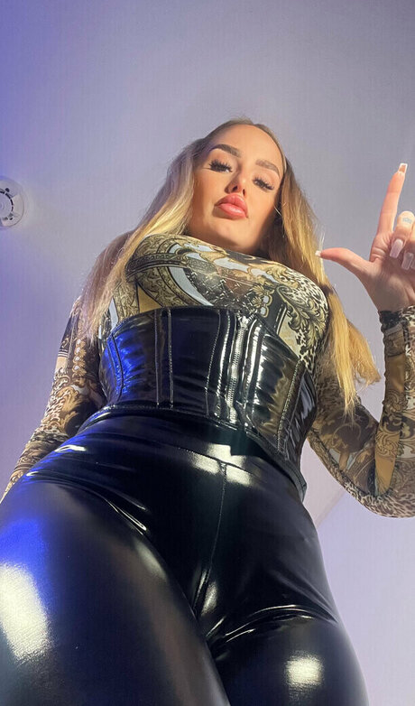 Naakte gelekte OnlyFans-foto van Goddesskiragold