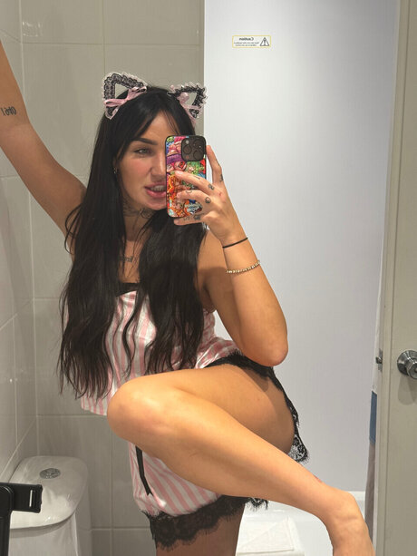 Naakte gelekte OnlyFans-foto van Holly Lauren