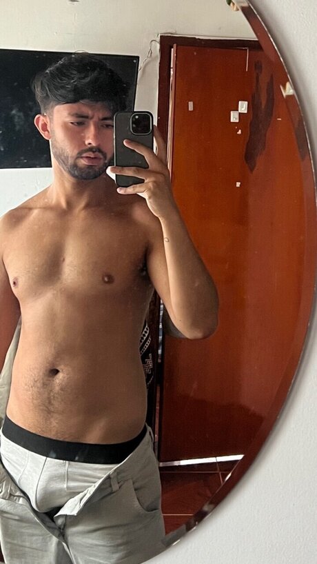 Naken lekkede OnlyFans-bilde av Mike Mio