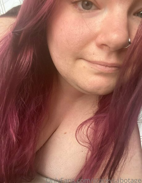 Naken lekkede OnlyFans-bilde av Staceysabotage