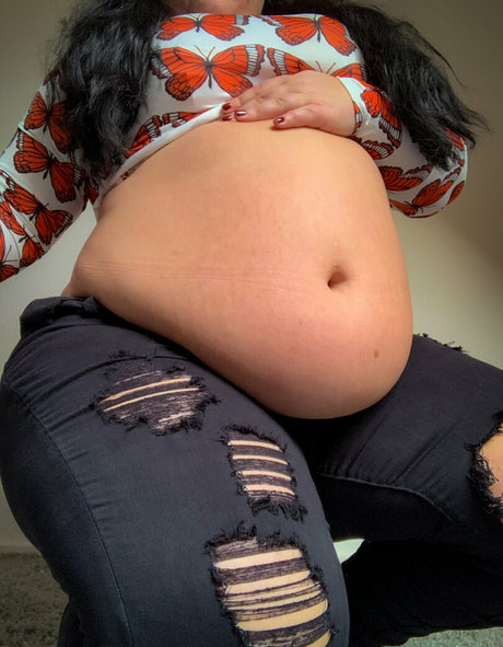 Alasti lekkinud OnlyFans-i pilt Adorethebelly1