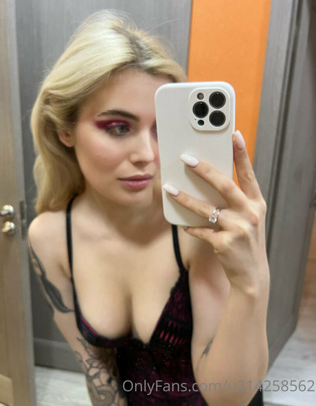 Naakte gelekte OnlyFans-foto van Thedakotaa