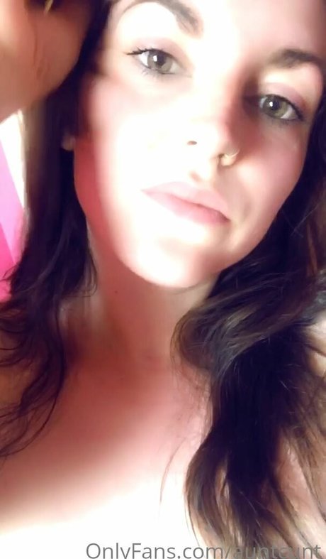 Naken lekkede OnlyFans-bilde av Auntcunt