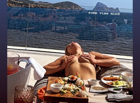 Nahá fotka uniklých OnlyFans od Becky Hill