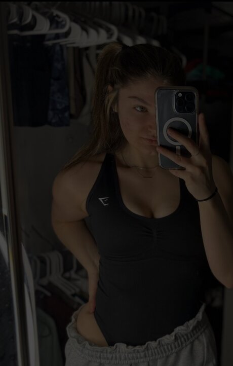 Alasti lekkinud OnlyFans-i pilt Kjfit