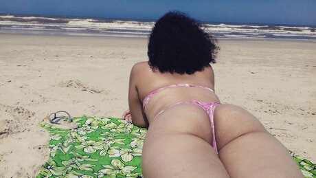 Naakte gelekte OnlyFans-foto van Flowers