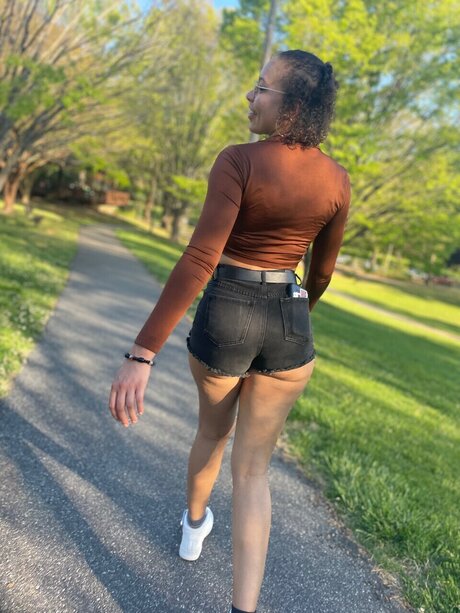 Alasti lekkinud OnlyFans-i pilt Tropicanahannah