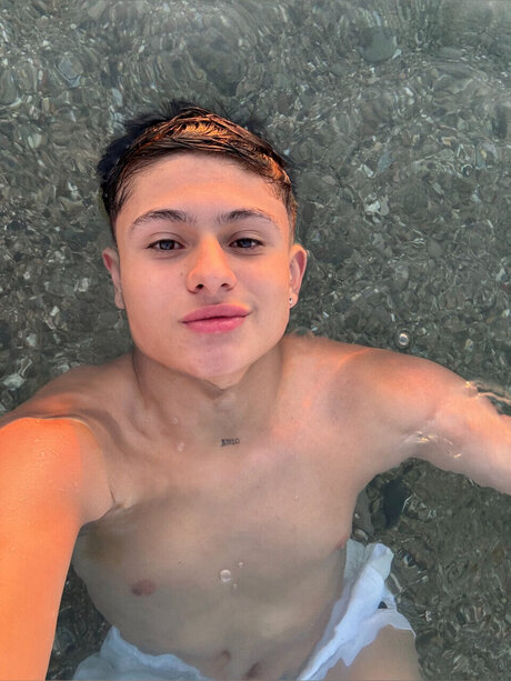 Naakte gelekte OnlyFans-foto van Enzo Gonzalez