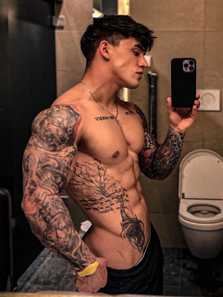 Naken lekkede OnlyFans-bilde av Gymmichel 