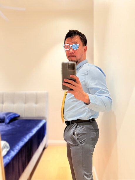 Nacktes geleaktes OnlyFans-Foto von Suitedbulgeuniform Kink