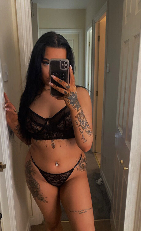 Foto di nudo di fuga di OnlyFans di Anisa Hirst