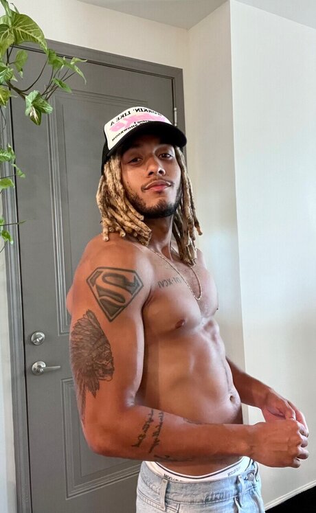 Photo nue de fuite OnlyFans de Derek Avage