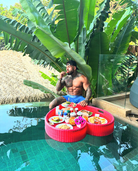 Naakte gelekte OnlyFans-foto van Deacz Gone Wild 