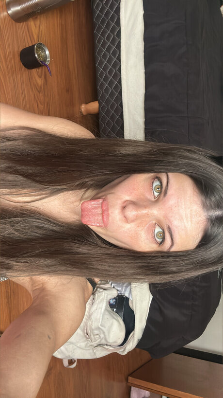 Alasti lekkinud OnlyFans-i pilt Melinakii