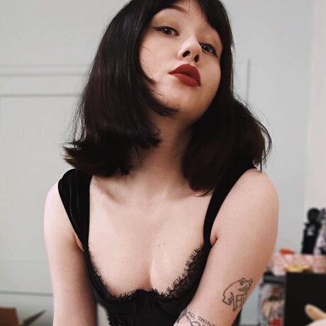 Naakte gelekte OnlyFans-foto van Anne