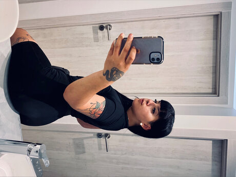 Alasti lekkinud OnlyFans-i pilt  