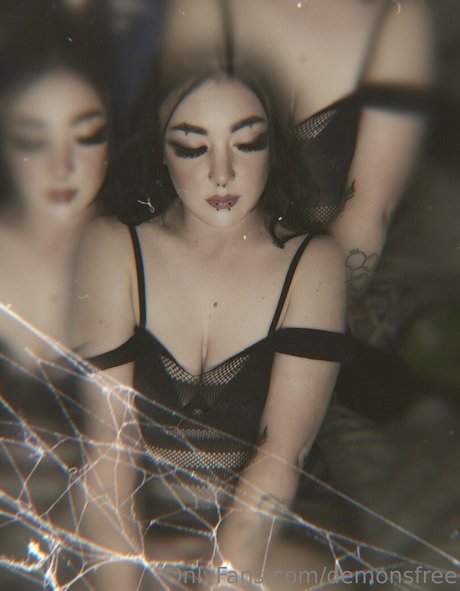 Naakte gelekte OnlyFans-foto van Demonsfree