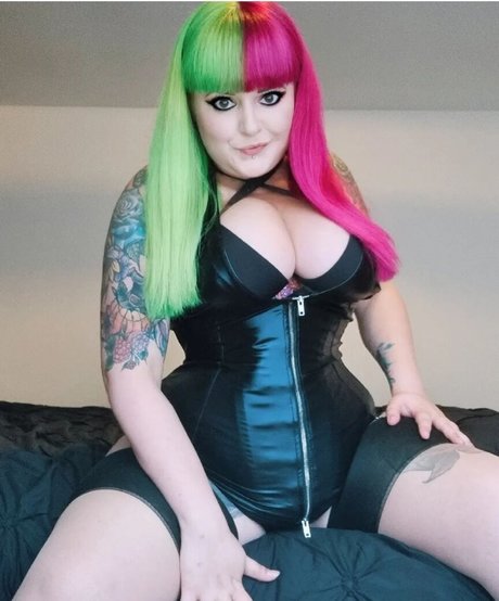 Nahá fotka uniklých OnlyFans od Gothabillyqueen