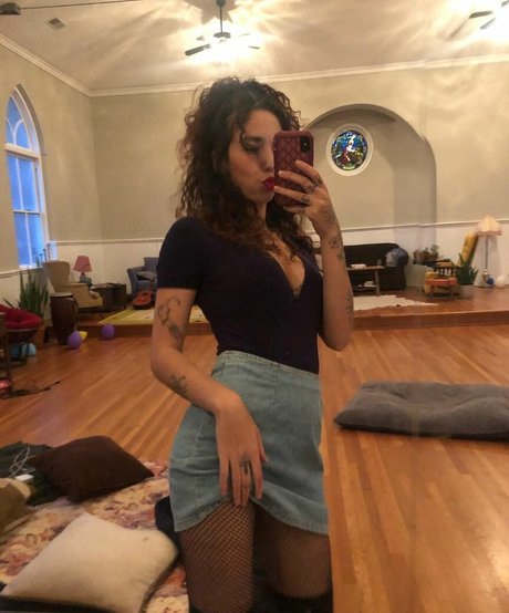 Naken läckt OnlyFans-bild av Indigo De Souza