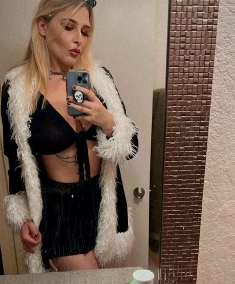 Naken läckt OnlyFans-bild av Roxicontin