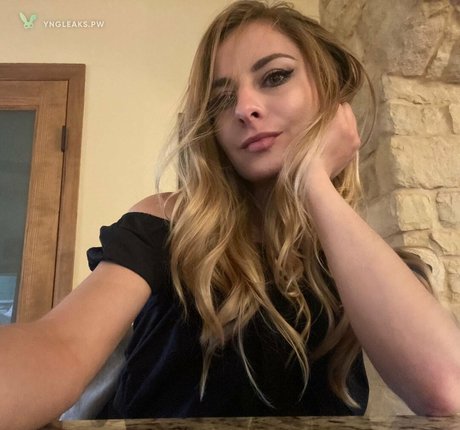 Naakte gelekte OnlyFans-foto van Tarah Kayne