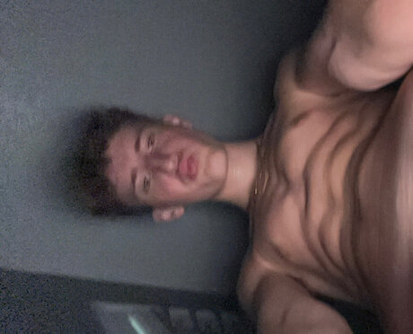 Naakte gelekte OnlyFans-foto van Surprisingly Large Pat