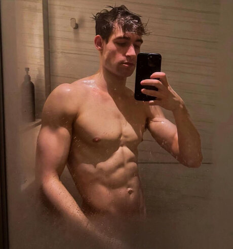 Naken lekkede OnlyFans-bilde av Fit French  One Cock A Day