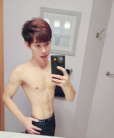 Naken lekkede OnlyFans-bilde av Conan Kid