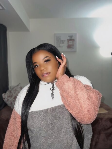 Naakte gelekte OnlyFans-foto van Amoya