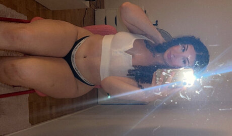 Naakte gelekte OnlyFans-foto van Cataleya