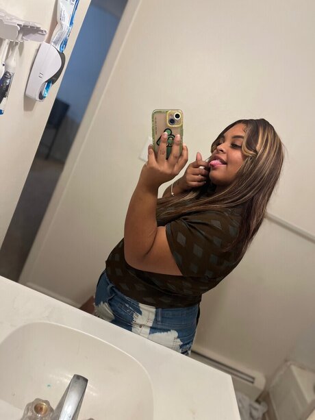 Alasti lekkinud OnlyFans-i pilt Lightbrightbbya