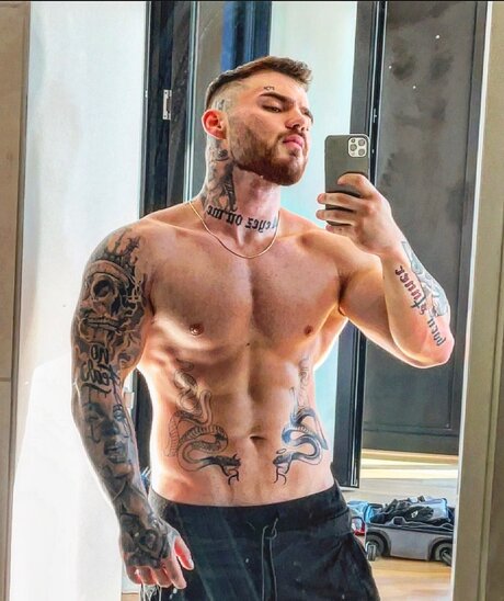 Naakte gelekte OnlyFans-foto van Martinez Fame