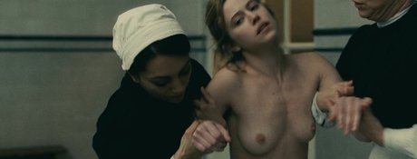 Lou De Laage OnlyFansリークヌード写真