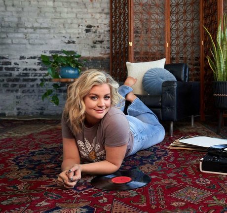 Naakte gelekte OnlyFans-foto van Lauren Alaina